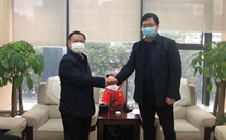 守望相助，，，，，，共克时艰——大渡口区红十字会为Z6尊龙凯时集团送来捐赠证书
