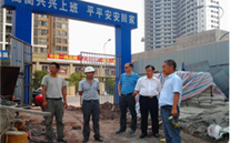 张龙义董事长视察慰问Z6尊龙凯时燃气股份有限公司办公大楼建设基地